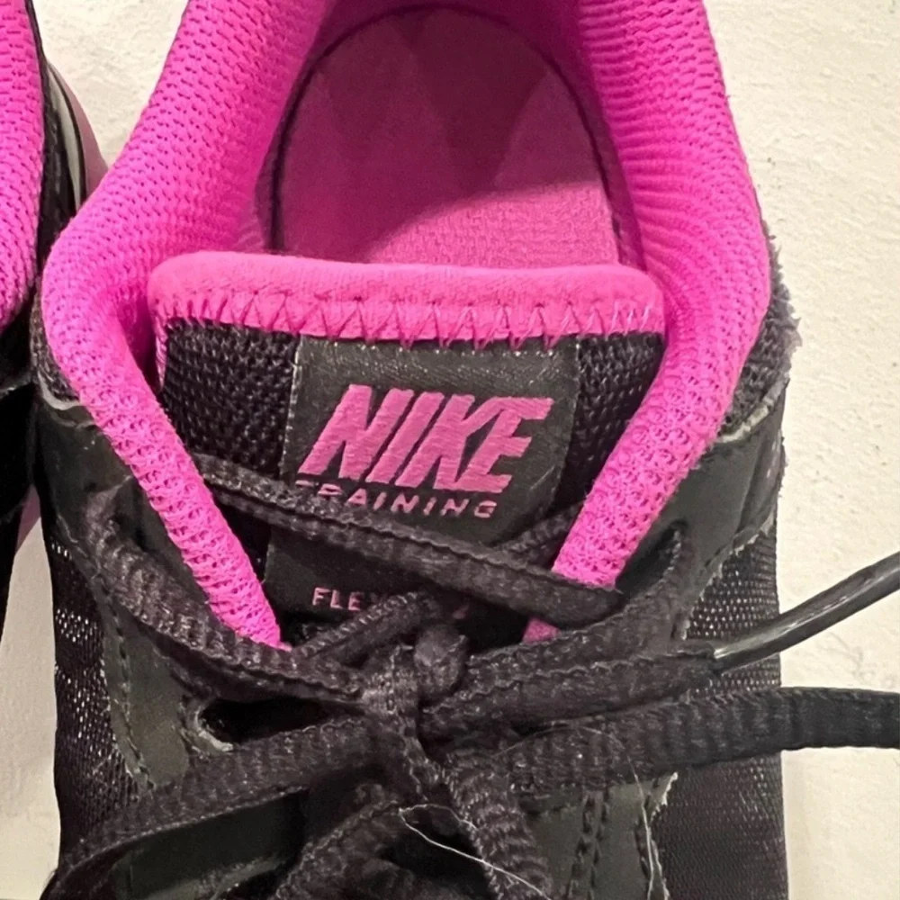 Nike flex trainer 2 - women Black Sneakers with Magenta Highlights/size 6